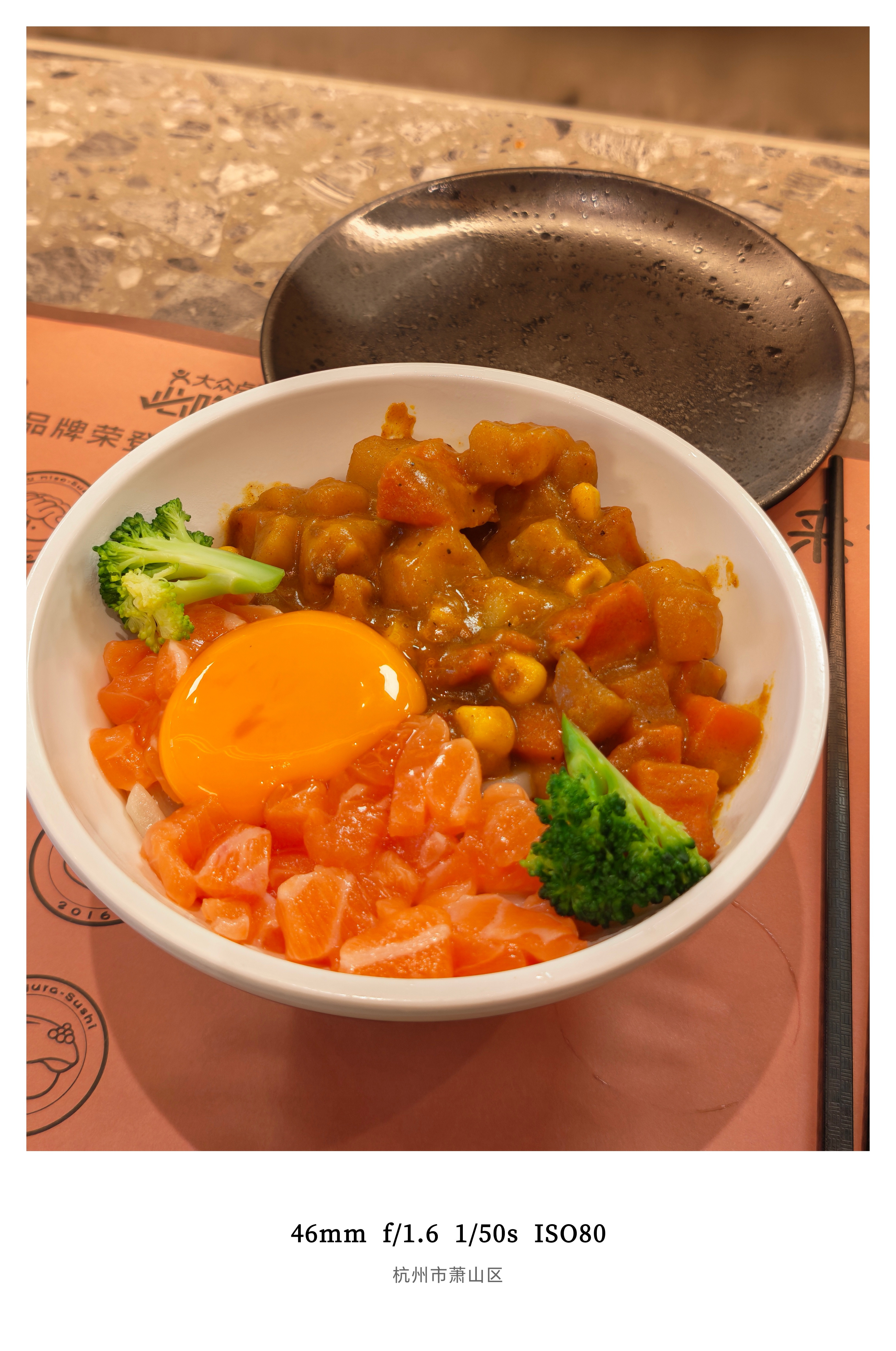 今日份午餐小放纵一下三文鱼咖喱鸡肉乌冬面配一个鹅肝和炙烤生蚝寿司味道不错但是真不