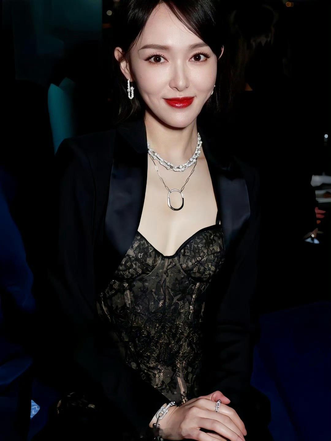 唐嫣黑色蕾丝连体裙也太惊艳啦​​​