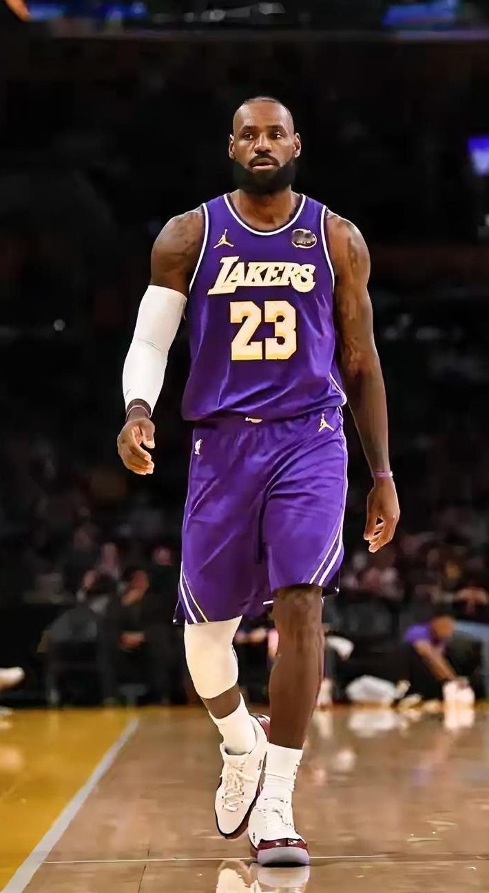 都说詹姆斯不值5000万当然根据场上表现来看还继续要求詹姆斯攻防一体那是不