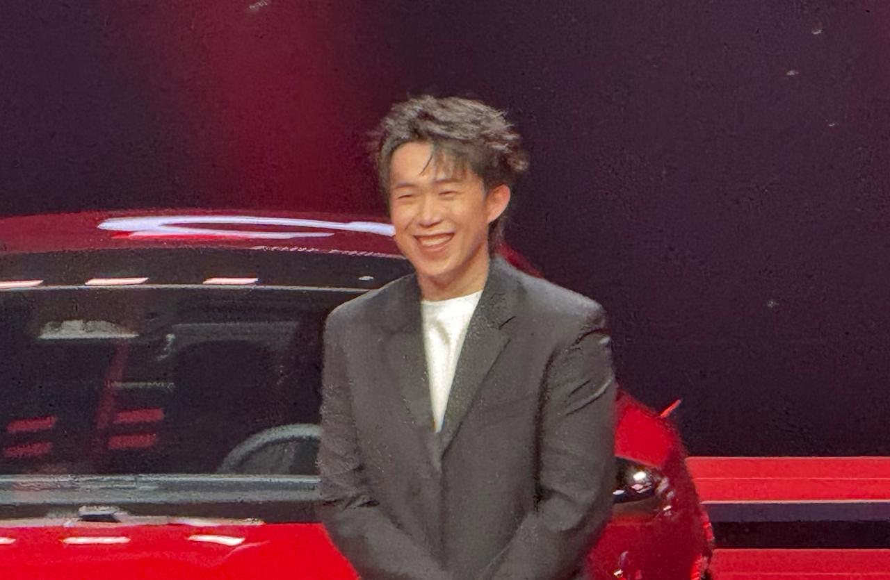 大家怎么想的？三十多万的奔驰王楚钦联名版被抢空了？我仿佛又看到了经济上行期的美！