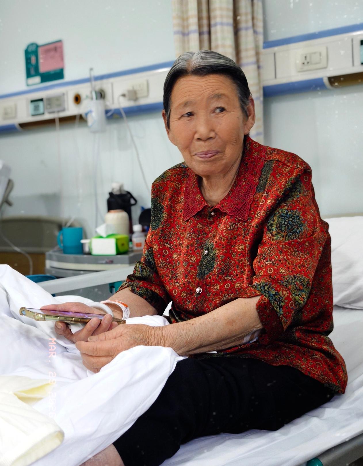 我妈拿到96万拆迁款，一分没给我和姐姐，全都给了我哥。她一向重男轻女，我们早就习