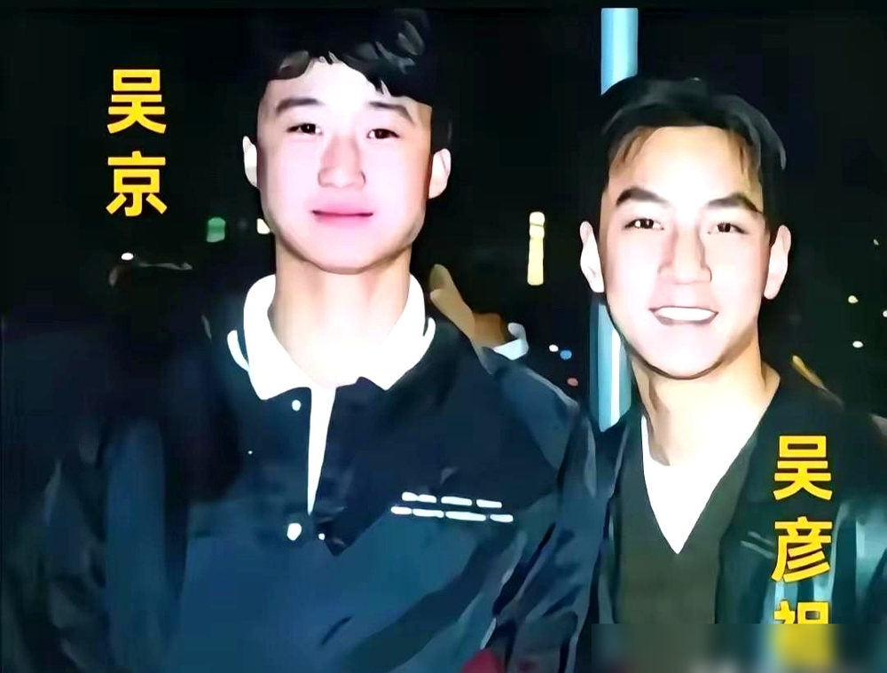 四棍子全断，吴京胳膊抬不起来了。2005年拍《杀破狼》那条巷子，甄子丹拿的是木头甩棍，吴京攥的是没开