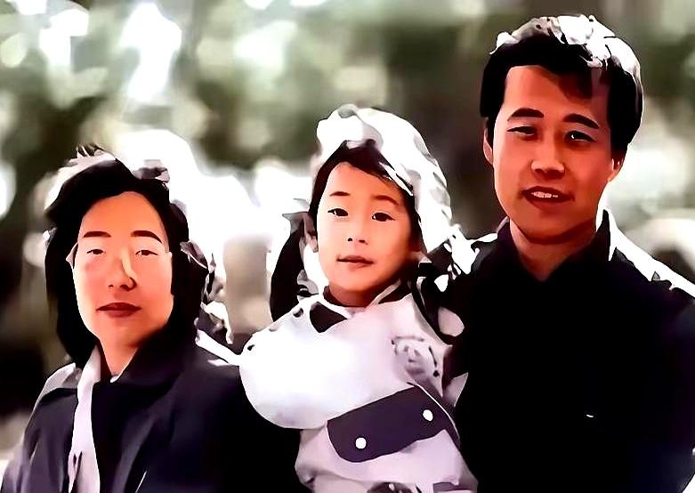 2012年，王石离婚声明一出，全网直接裂开。原配王江穗只甩六句话：不撕、