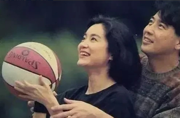 1973年，26岁已婚秦汉爱上了18岁的林青霞，怀孕8个月的妻子邵乔茵心痛不已。