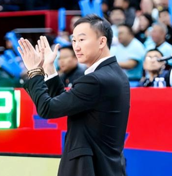 青岛男篮主教练刘维伟因身体原因将不指挥青岛对阵广州的比赛。据青岛男篮官方消息，青