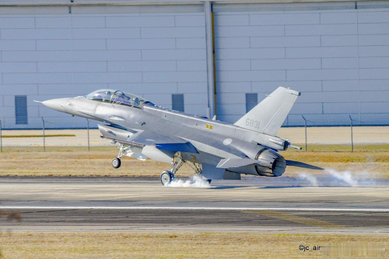 今天即12月30日。伪台空军首架F-16DBlock70型战斗机首飞，F-1