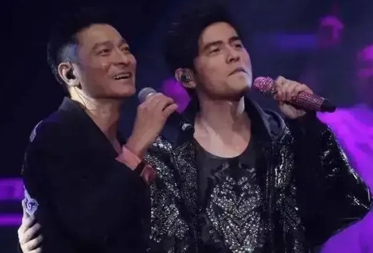 那年，周杰伦邀请刘德华当演唱会嘉宾，两人在一起合唱了2首歌曲之后，周杰伦突然质问