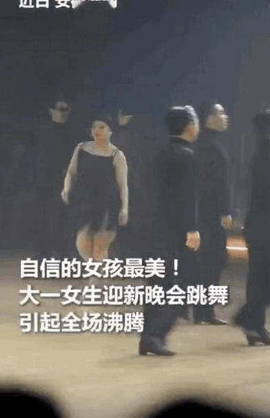 “这个女孩火到人民日报了！”安徽淮南，一高校举办迎新晚会，不少大一新生纷纷上台展