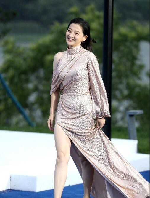 她真的很漂亮，天然美女，即使现在老了，还是那么性感迷人。这一身礼服裙，估计是目前