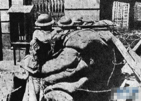 1937年淞沪会战中，一名中国士兵手握步枪藏在尸体里，一动不动装死四个小时后，他