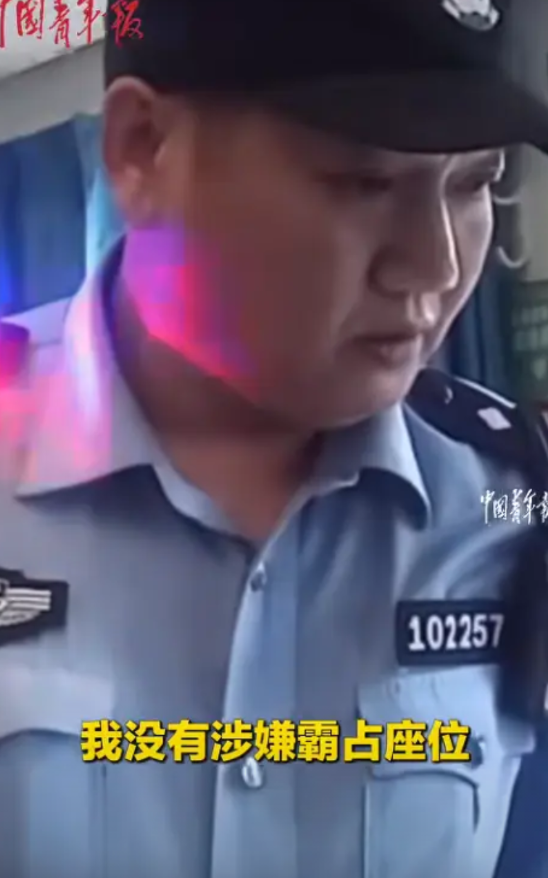 火上人民日报！长途列车上，乘客无奈的站在过道，因为她的座位被一位女乘客霸占了，怎