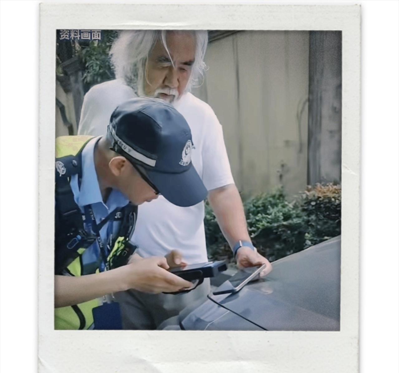 张纪中遇“社死”名场面，一句“不认识”专治明星光环！张纪中送孩子上学途中与另