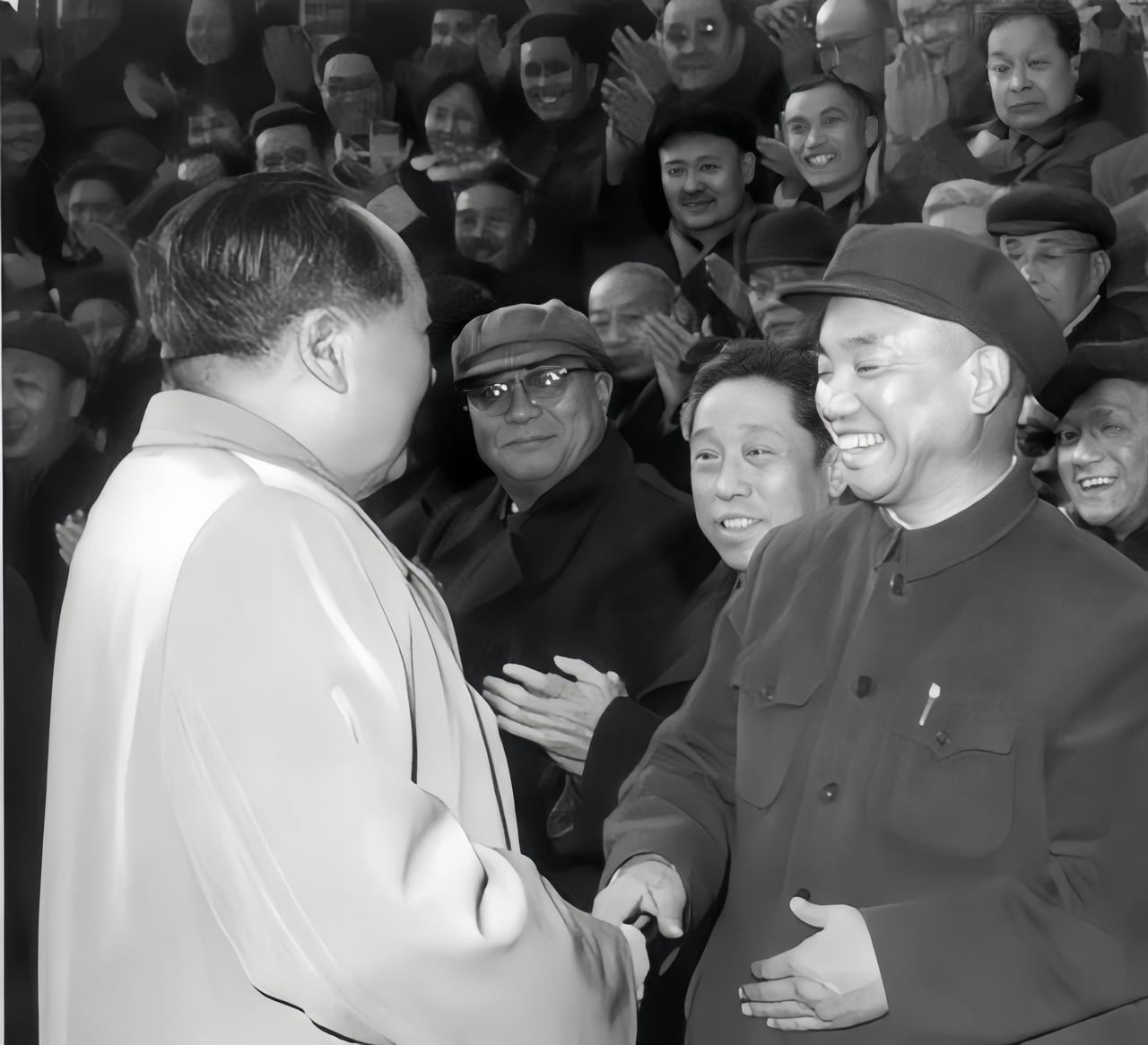 建国后有一次，开国上将萧克来到毛泽东的住处，向他当面汇报部队工作。听完萧克的汇报