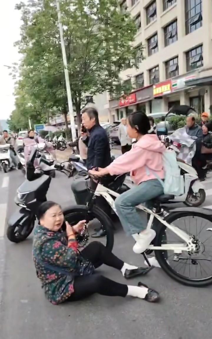 “碰瓷”的老太太真是没皮没脸了，连学生都不放过！一小女孩骑自行车与她发生了争执，