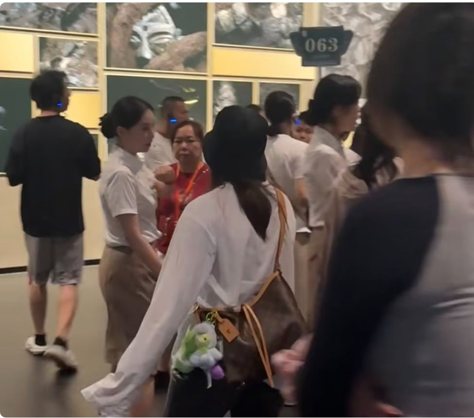 19岁全红婵久违现身！瘦回以前+长高了背2万元奢侈品包回应：送的