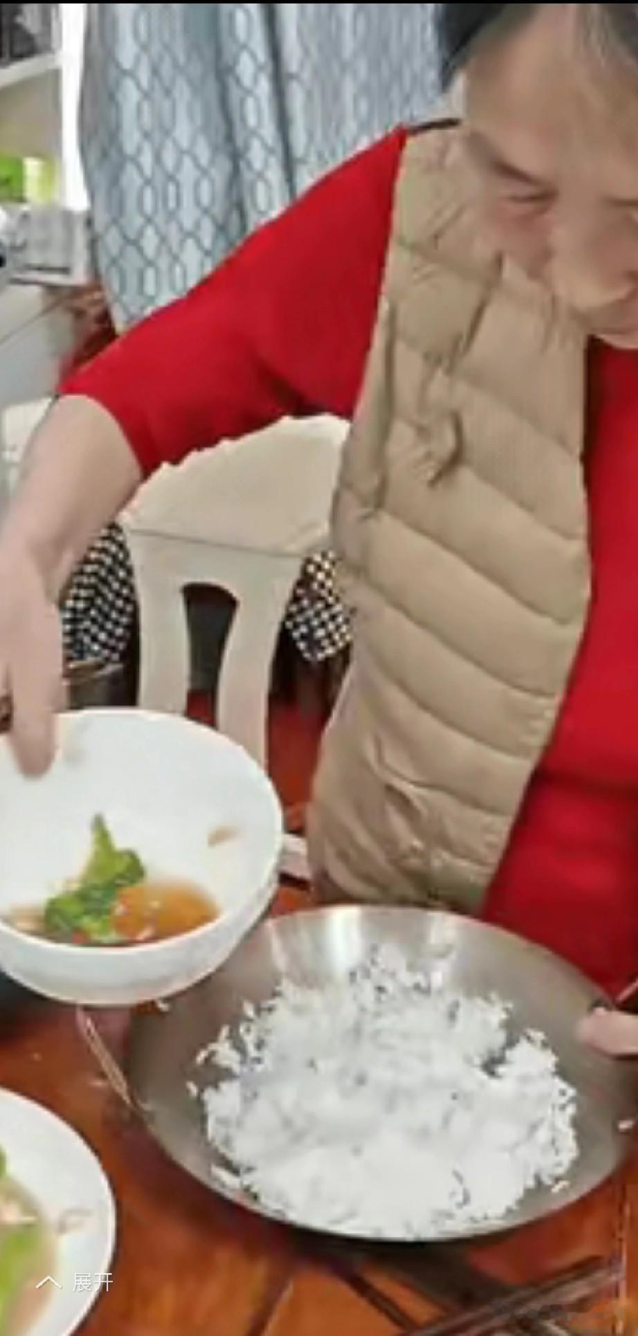 昨天看到手机上讲的一婆婆去城里给儿子儿媳洗衣做饭打扫卫生，并八年带大两个孙子。吃