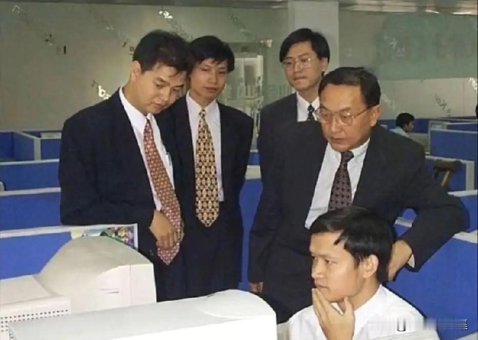 1998年，在金山软件的北京办公室里，29岁的总经理雷军身着笔挺的西装、系着领带