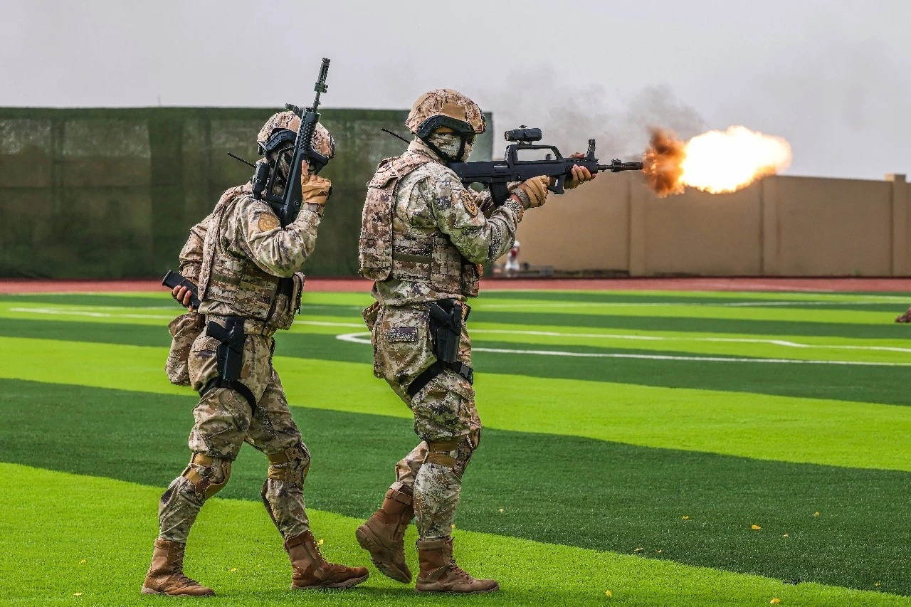 空降兵某部新兵开训，老兵进行科目展示。