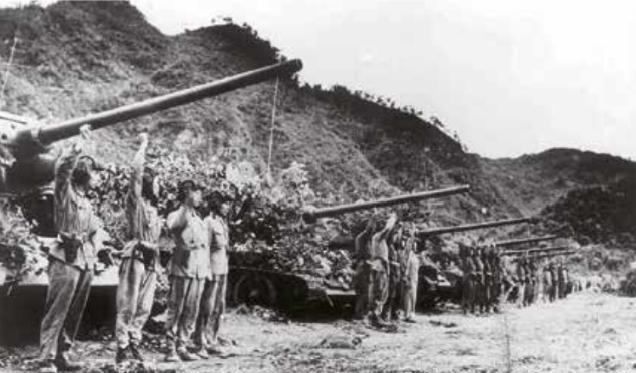 1952年，朝鲜战场，一名志愿军侦察兵不幸被俘的场景，画面中的战士被敌军用枪指着