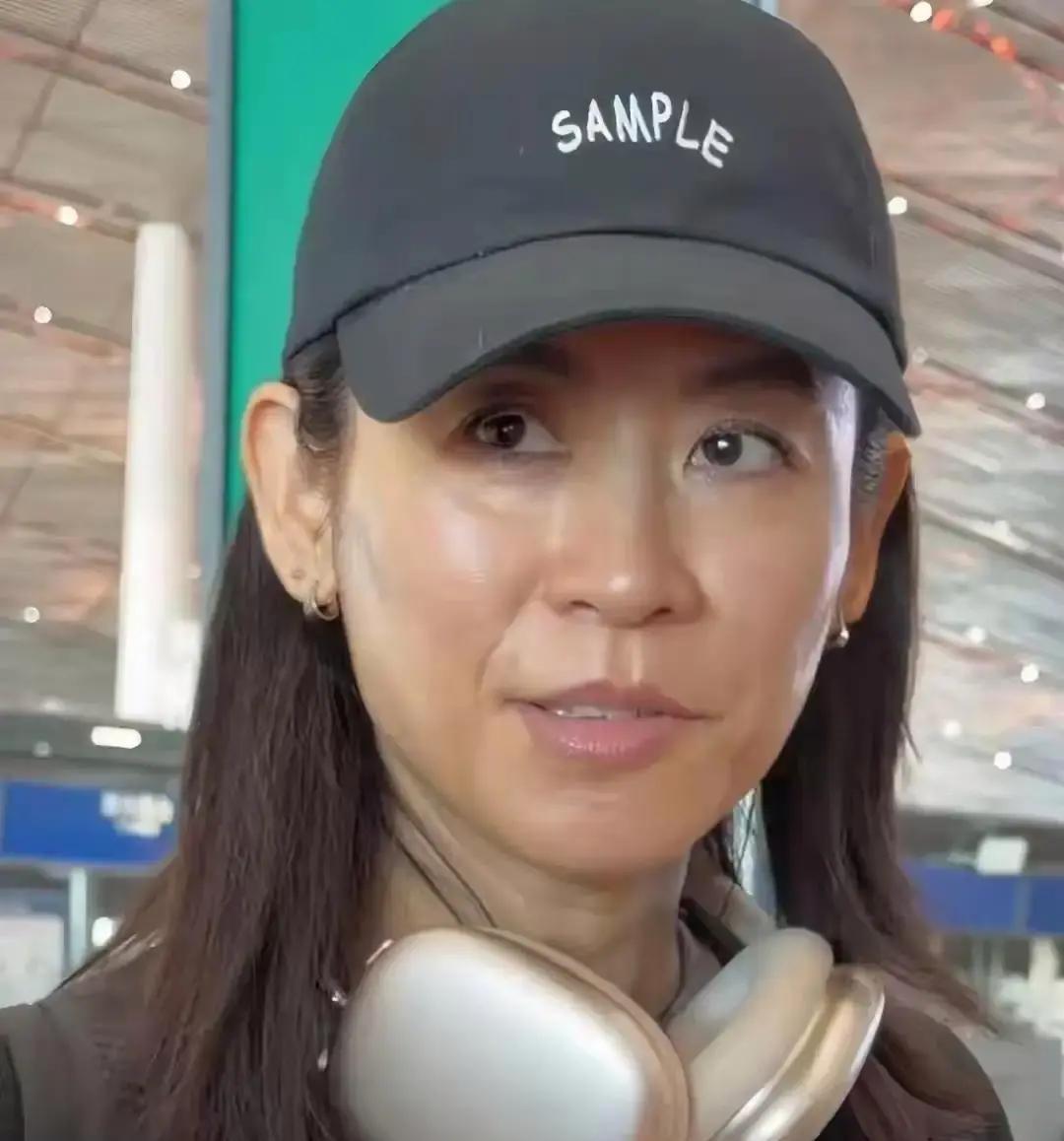 宣萱素颜照一出，热搜直接爆了。55岁的她机场被拍，没化妆没滤镜，皮肤松弛、细纹