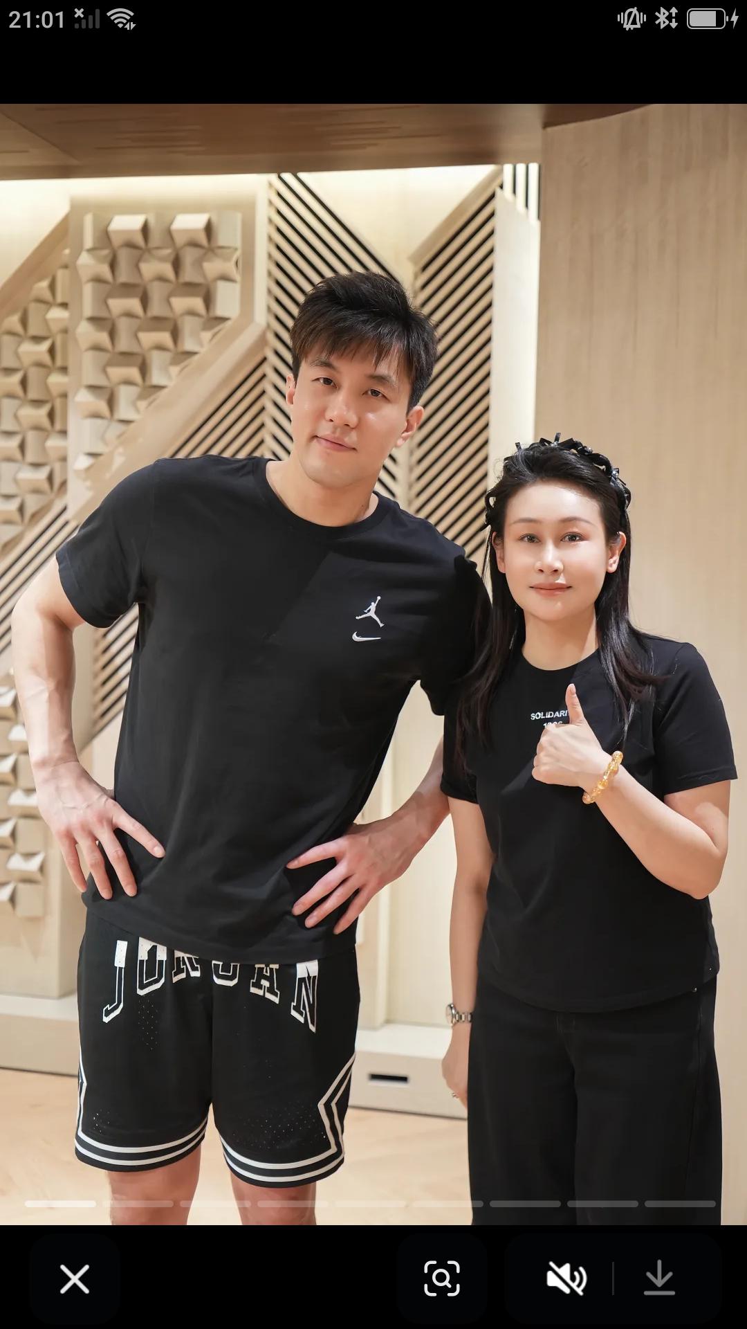 【这些郭艾伦团队的工作人员，个个都是青春靓丽，眉清目秀的大美女啊。】