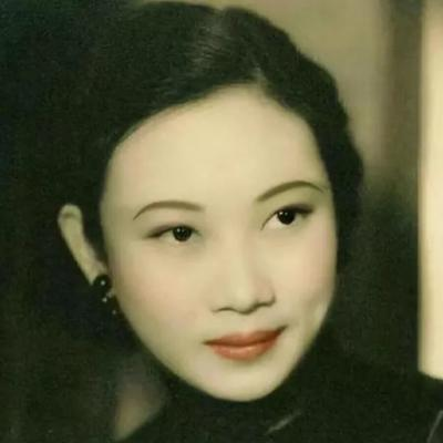 1938年，41岁戴笠借口加班，把秘书余淑衡，带到了卧房。戴笠递给她一杯咖啡：“