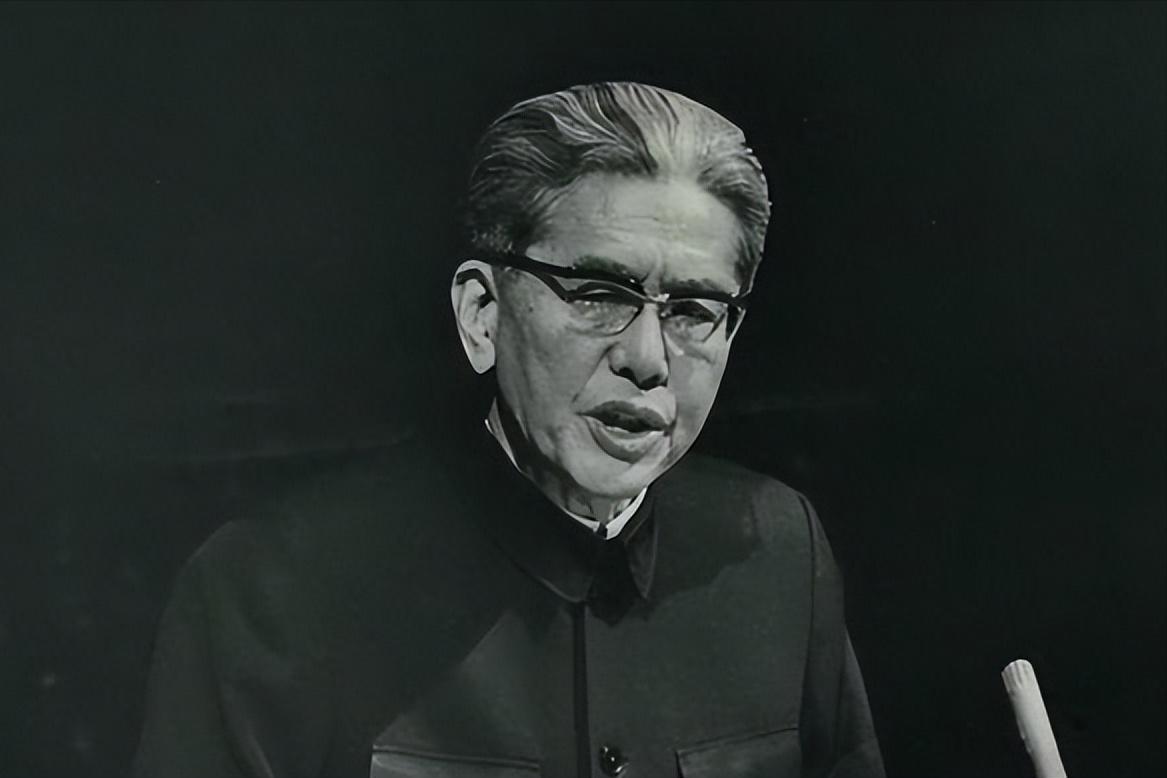 1953年，北京庆功宴上乔冠华几杯酒下肚，竟当众把顶头上司骂作“老头子”，周总理