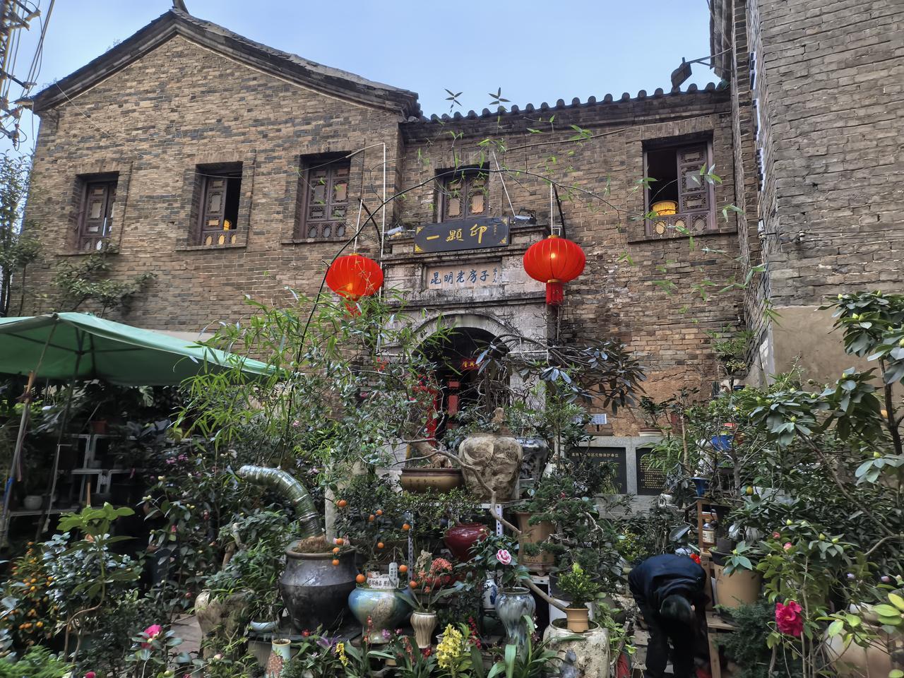 昆明老街的代表建筑一颗印，在景星花街这里，是一座文物保护单位了，看这个房子有一百