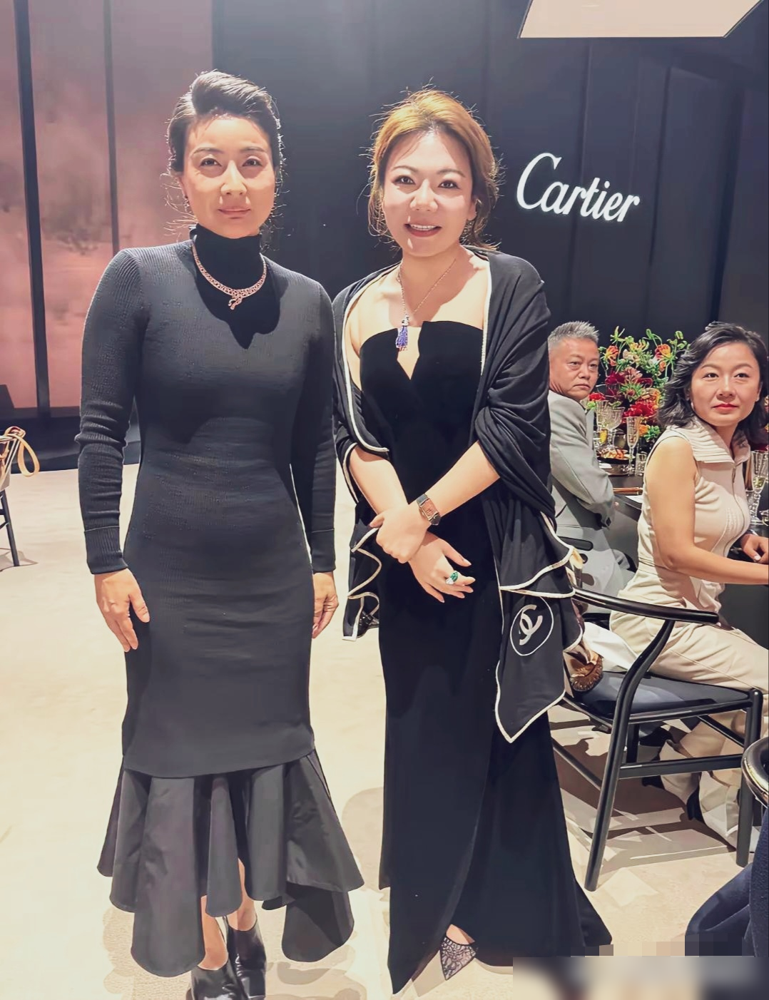 郭晶晶这次礼服被说显臃肿？高领勒得脖子紧，袖部褶皱像堆了小面团，裙...