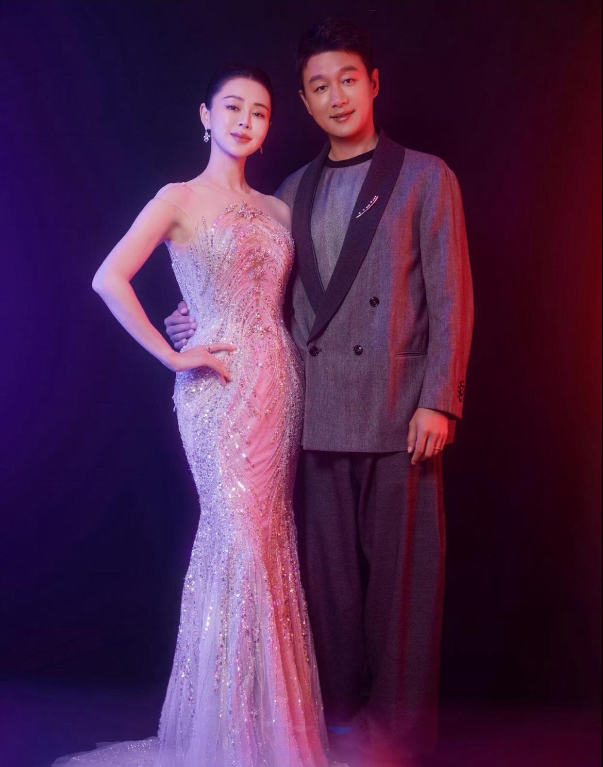 佟大为和老婆关悦一起参加活动，他上半身穿西装，下半身穿宽松灯笼裤，老来俏减龄穿搭