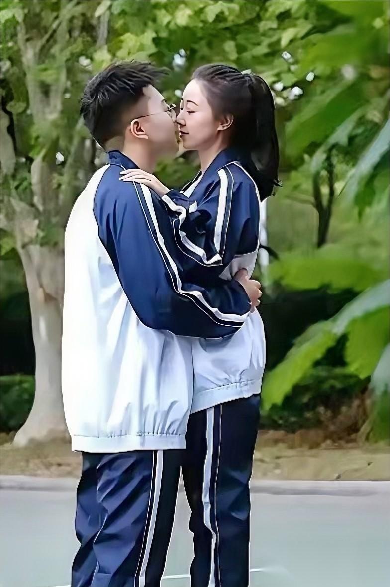 一位高中的老师吐槽，班上的一对男女同学早恋了，也把他们双方的父母亲都叫来开会了，