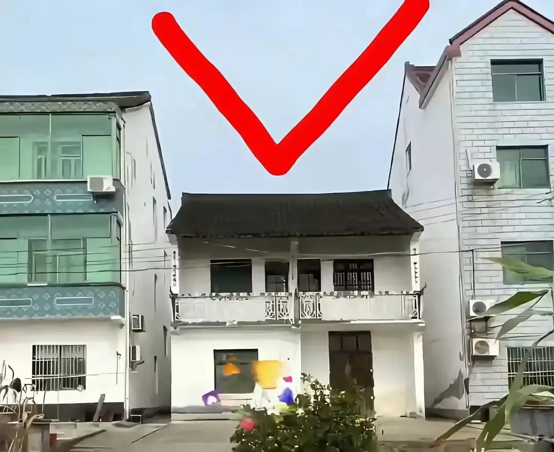 村里当年最风光的赤脚医生，如今成了最落寞的老头。二十年前他靠一把听诊器跑遍沟沟