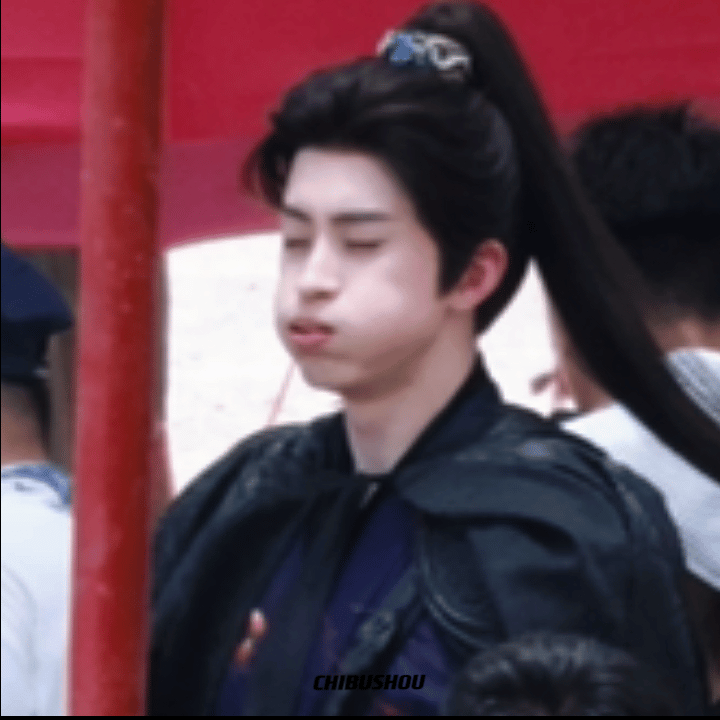 敖瑞鹏借王楚然的眼药水，哈哈哈这桌好多跑男熟人，两位友谊久久，能不能合作一下，颜