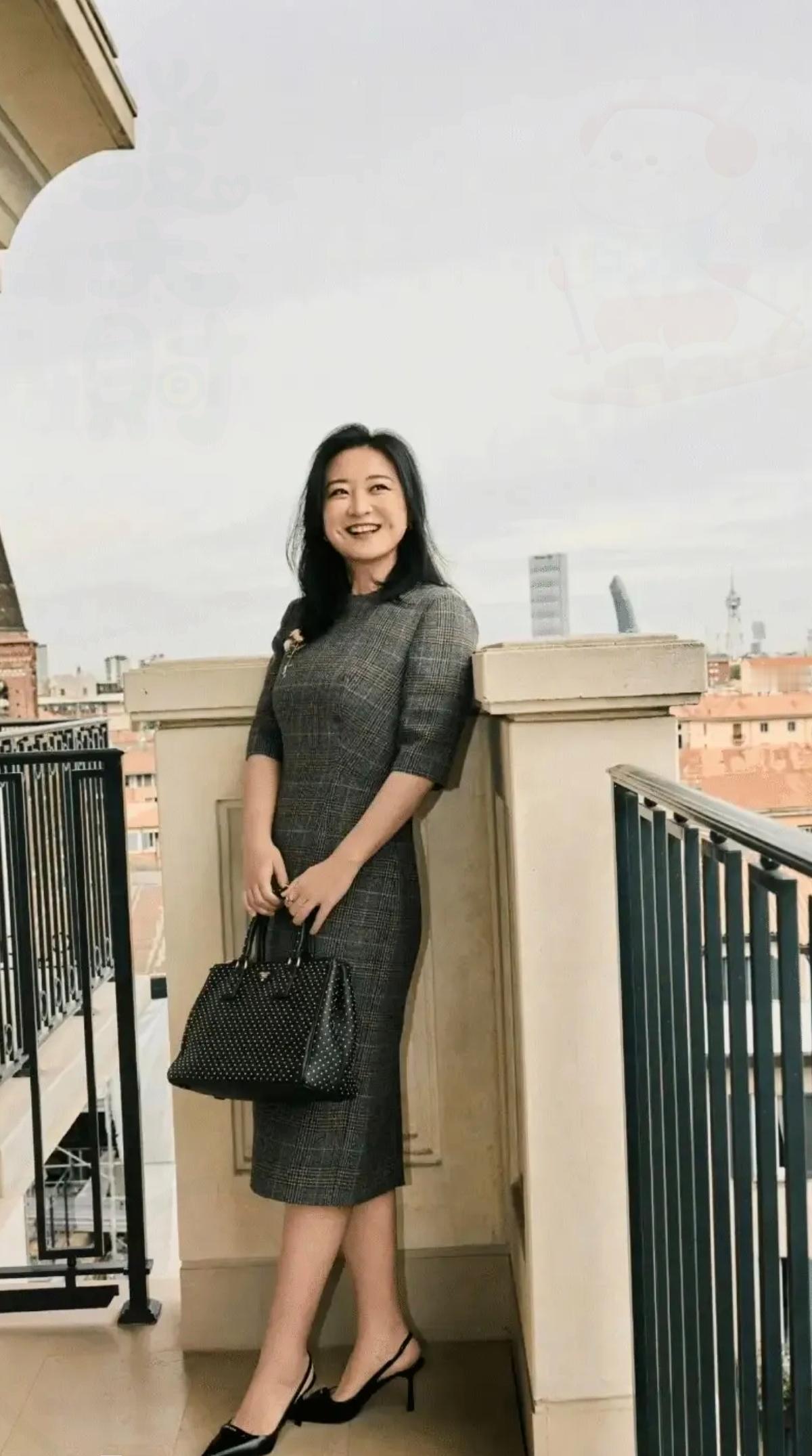 我的天！贾玲这新形象也太杀了吧！2025年底现身活动直接美出圈，瘦近百斤后身姿挺