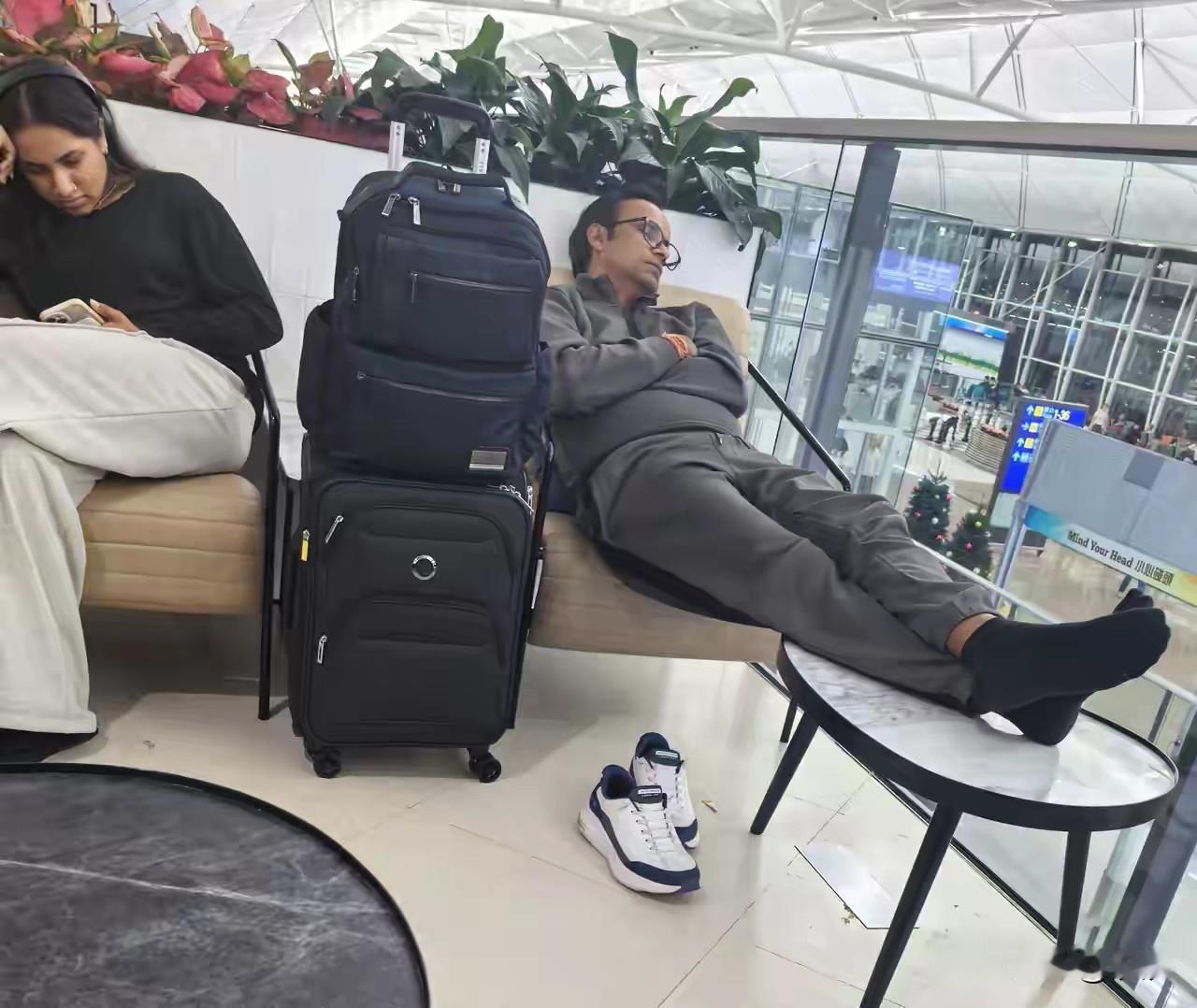 都说老外素质高，那这又是什么？看到一女子分享跟领导蹭了环亚贵宾厅，一进入里面