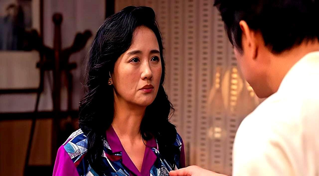 《小城大事》里，高雪梅熬红眼熬夜抢单，观众刷弹幕：这姐真拼。没人知道，那红