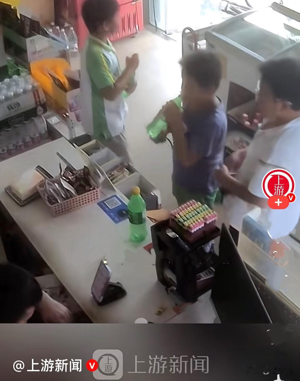 近日，广东广州一个小店里来了三个常来店里买东西的小男孩，又来买东西来了，店主随口