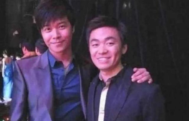 2004年，王宝强跑龙套时认识陈思诚，两人一起吃饭花了20元，王宝强没钱，挠着头