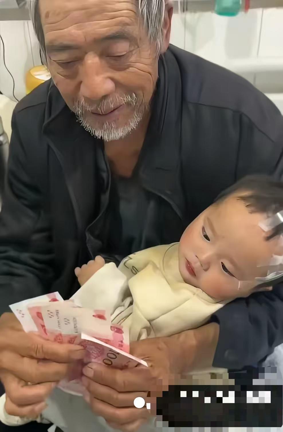 泪奔啦！一女子带孩子住院时，发现隔壁病床的孩子只有爷爷一个人看，一开始女子以为孩