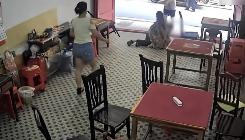 店主帮扶老人被索赔1.9万元事件迎来大结局，老人的家属已经把这1.9万元给退了，