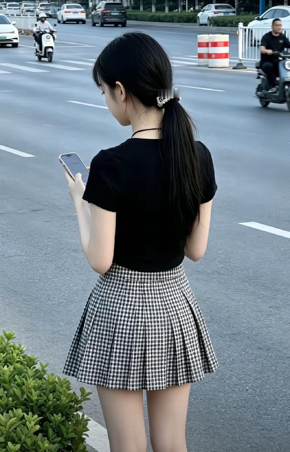 前男友约出来吃饭，不知道他几时偷拍我的图片，还发朋友圈，不知道怎么意思？我和他好