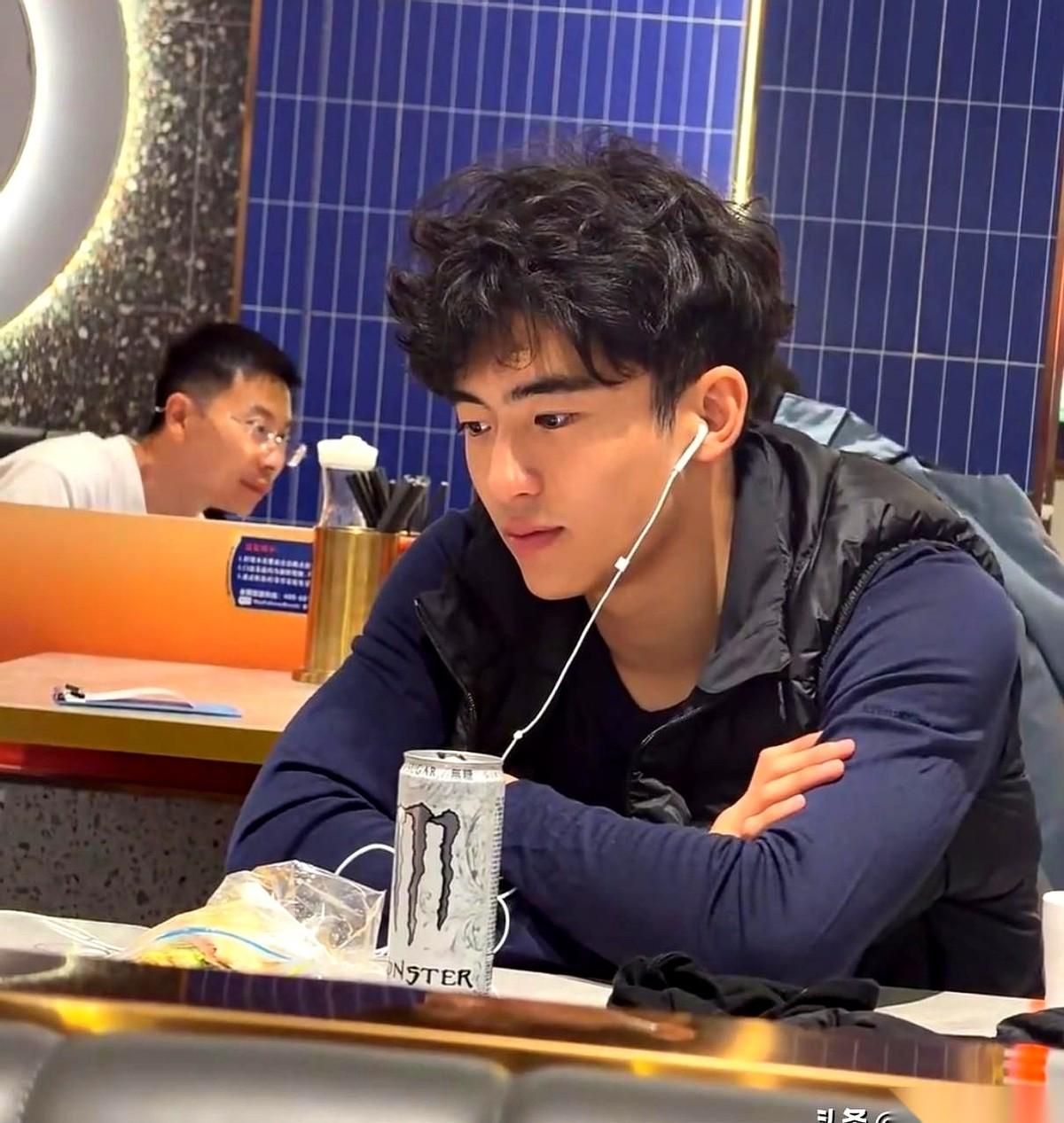 都说这儿子长得像爹，我看这骨子里的担当，比脸像多了。一个十几岁的孩子，妈在香港