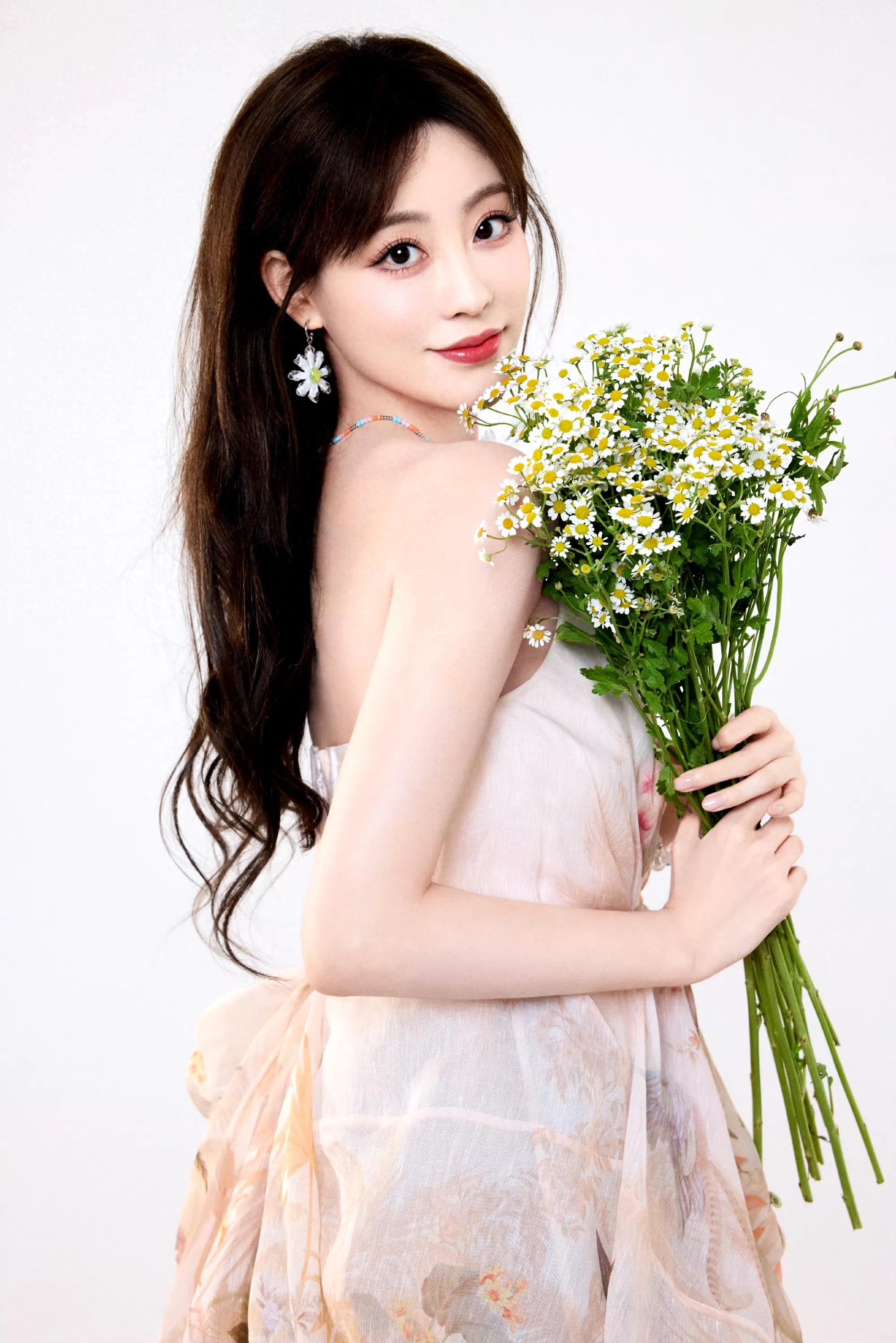 女星祝绪丹灵动造型：就像校花小姐姐一般靓丽迷人