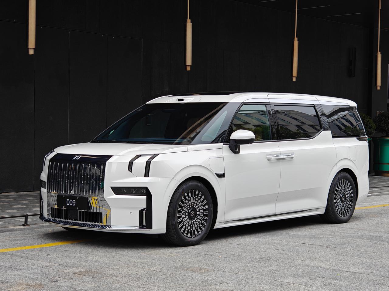 虽然都是超过5米的车长，但极氪009的旋转座椅要比SUV更从容，对前排空间的压缩