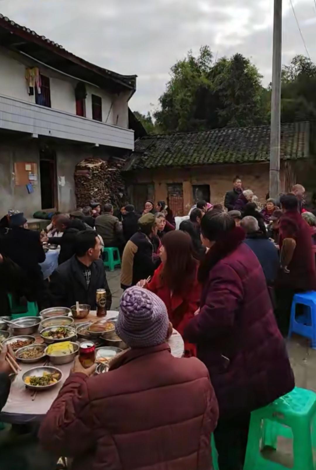 昨天在群里听一个网友感慨的说道，她说自己圈子小，平时没什么朋友，要是儿女结婚了，