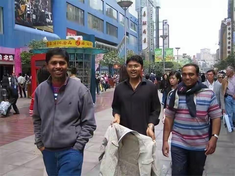 印度人扎堆想来中国“蹭空调”，别让我们的奋斗成果成了别人的避难所。最近外网