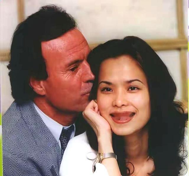 韦唯那个83岁的瑞典前夫去世了，她本人没去葬礼，只发了句“好的坏的，都了了”这几