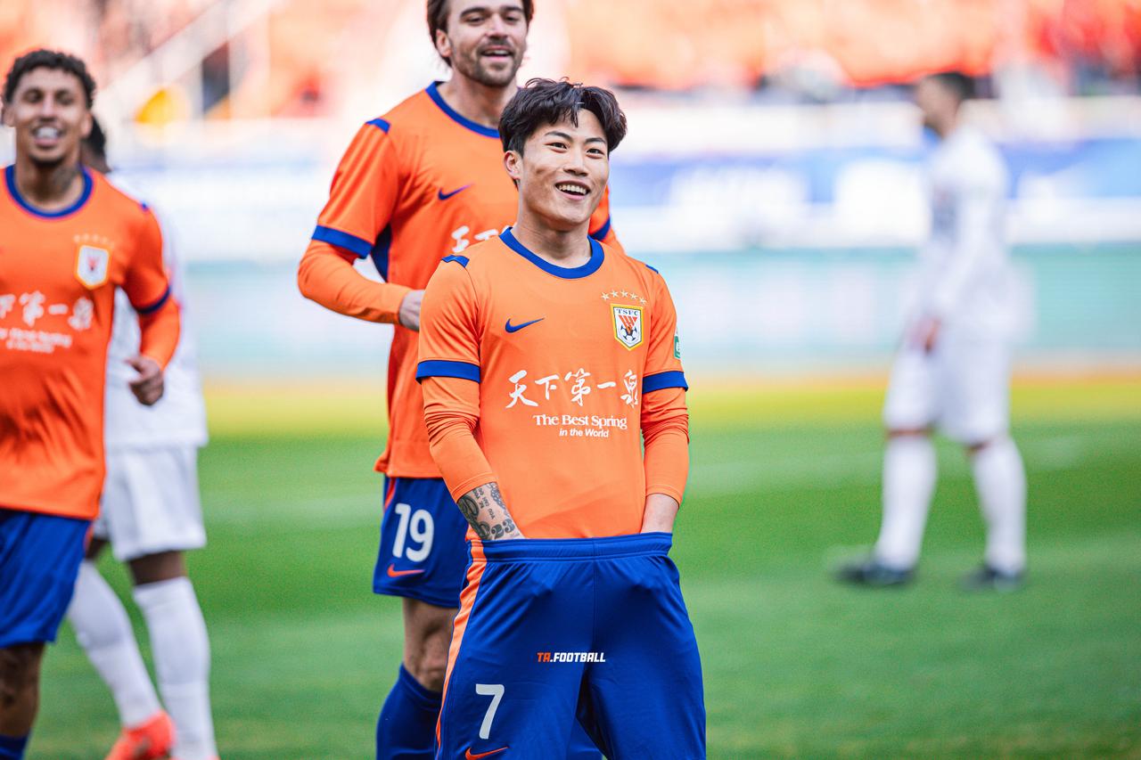 泰山队胸前、后背广告！泰山队第一轮结束，3-0干净利落拿下辽宁铁人。我们看到