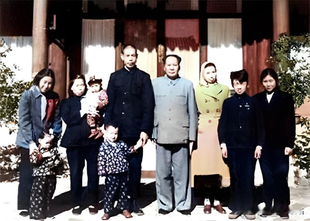 1956年，毛泽东的堂弟，也就是毛泽连的亲弟弟毛泽青到中南海作客，毛泽青时任东北