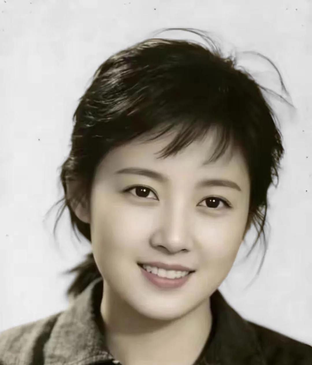 老照片一翻，心都静了。70年代的邓婕，才是真·东方美人。没浓妆、没滤镜，乌发弯眉
